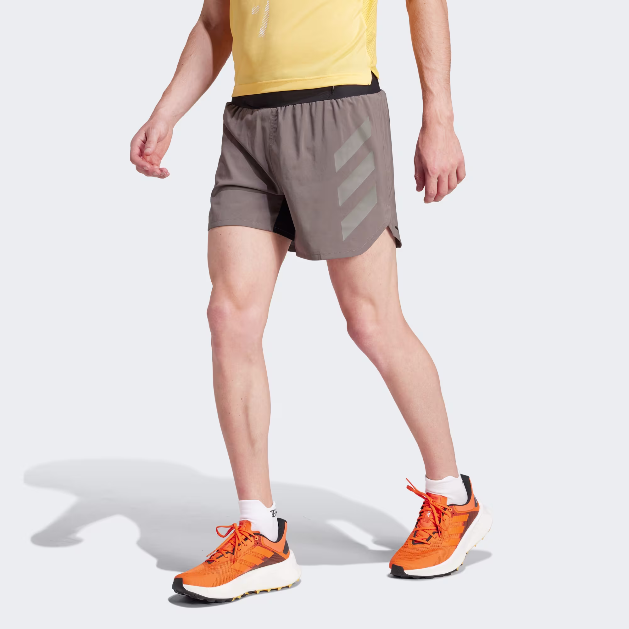 Shorts_de_Trail_Running_Terrex_Agravic_Marron_IP4855_21_model